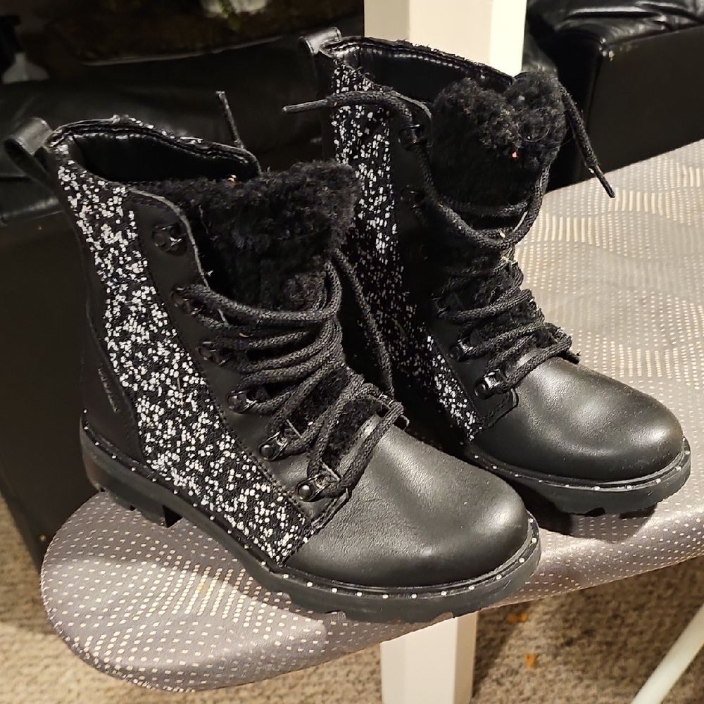 SOREL black Lennox lace boots..size 7 ..excellent cond..free shipg